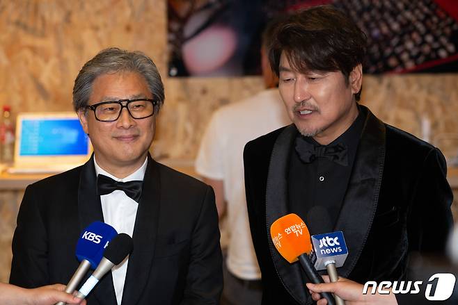 영화감독 박찬욱과 배우 송강호가 28일(현지시간) 제75회 칸 국제영화제가 열리고 있는 프랑스 남부 칸 ‘팔레 데 페스티벌’(Palais des Festivals)에서 열린 폐막식에 참석해 방송 인터뷰를 하고 있다. 이번 칸 국제영화제에서 박찬욱 감독은 영화 ‘헤어질 결심’으로 감독상을, 송강호 씨는 영화 ‘브로커’로 남우주연상을 수상했다. 2022.5.29/뉴스1 © News1 이준성 프리랜서기자