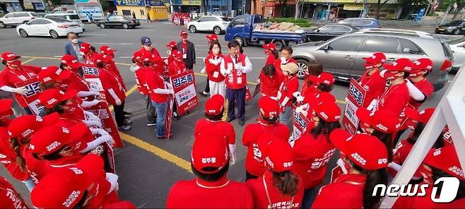 김주홍 울산교육감 후보가 19일 울산 남구 공업탑로터리에서 출정식을 가졌다© 뉴스1