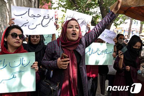 10일(현지시간) 아프가니스탄 카불에서 열린 시위에 참가한 여성들이 "부르카는 나의 히잡은 아니다＂를 외치고 있다. 최근 탈레반 정부는 여성들에게 공공장소에서 얼굴을 완전히 가릴 것을 명령했다. © AFP=뉴스1