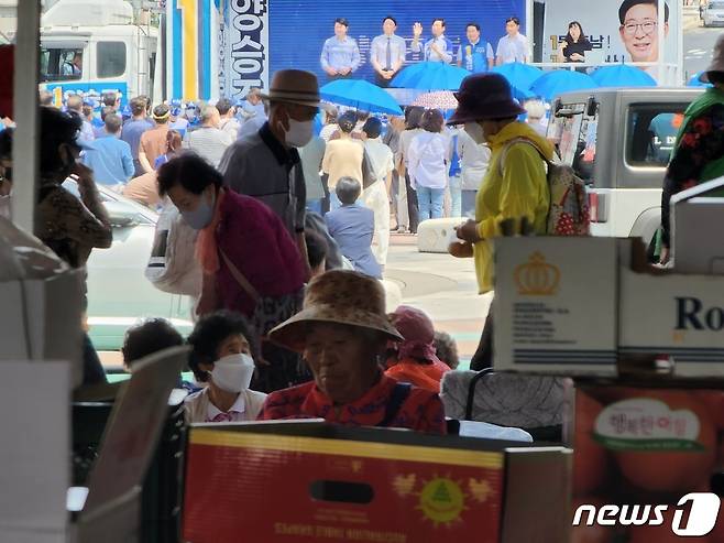 29일 온양온천역 5일장이 열려 지방선거 출마자들이 집중 유세를 펼쳤지만 장을 보러 온 시민과 상인들의 관심은 크지 않았다.© 뉴스1
