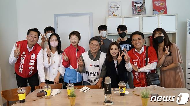 29일 강원 원주시 무실동에서 김진태 강원도지사 후보가 차유람 국민의힘 문화체육특보와 박정하 원주갑 국회의원 후보, 원강수 원주시장 후보, 청년‧여성‧자영업자 등과 라운지토크를 가졌다.(김진태 선거캠프 제공) 2022.5.29/뉴스1