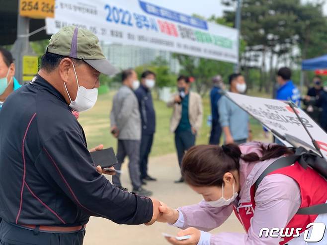 시민들에게 인사하면서 남편 이승우 국민의힘 경기 양주시의원 나선거구 '나'번 후보에 대한 관심을 호소하는 김미영씨 © 뉴스1