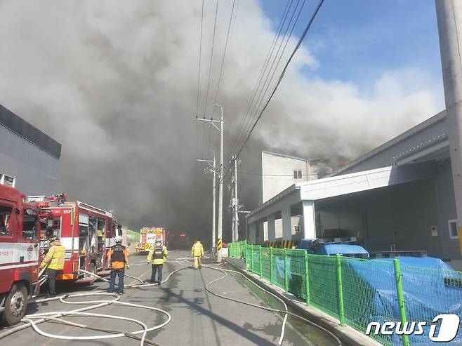 29일 오후 경남 김해시 진영읍 한 전자제품 부품공장에서 화재가 발생해 소방당국이 진화 작업을 펼치고 있다(경남소방본부 제공) © 뉴스1