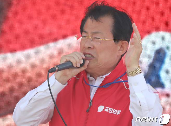 29일 경북 청도 삼거리에서 열린 국민의힘 김하수 청도군수 후보 유세에서 이만희 의원이 불공정 공천 시비에 대해 '정당한 공천'이었다며 지지를 호소하고 있다. 2022.5.29/뉴스1 © News1 정우용 기자