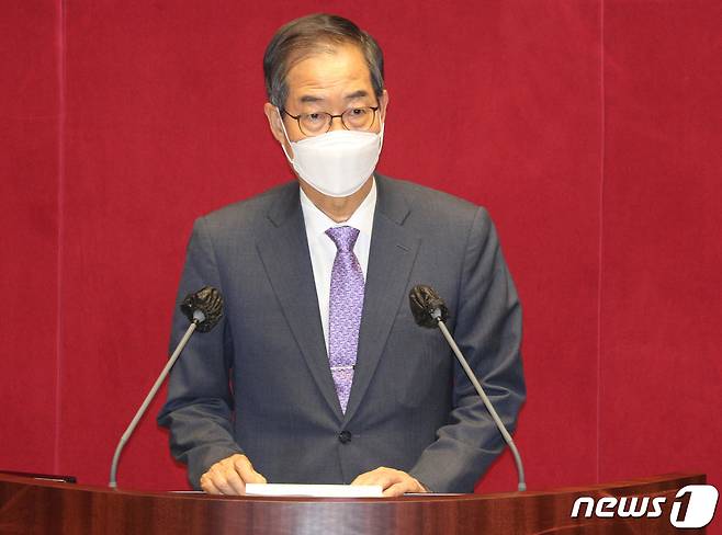 한덕수 국무총리가 29일 오후 국회 본회의에 참석해 인사하고 있다. (공동취재) 2022.5.29/뉴스1 © News1 허경 기자