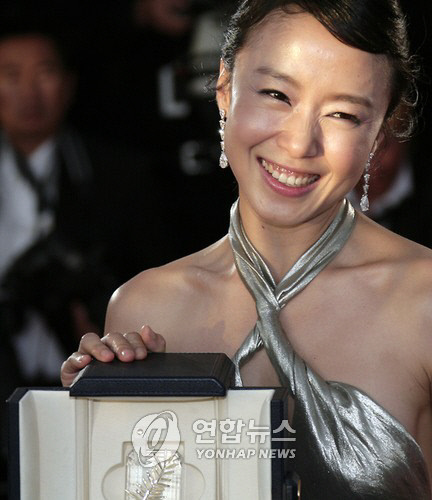 2007년 ‘밀양’으로 여우주연상을 수상한 전도연. 연합뉴스.