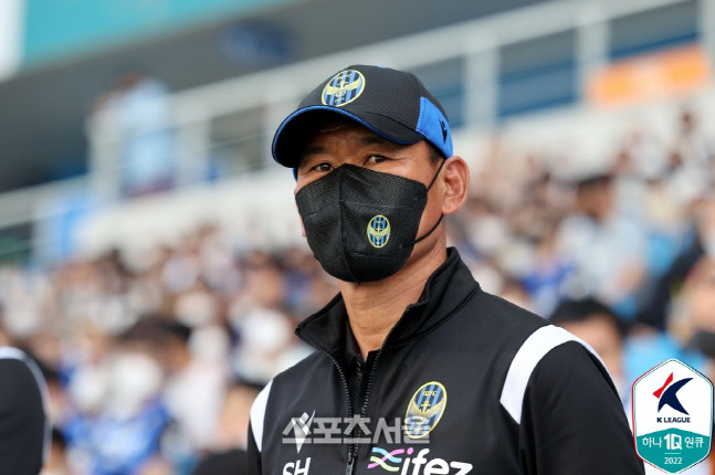 조성환 인천 유나이티드 감독이 29일 성남FC와의 홈경기에서 경기를 지켜보고 있다. 한국프로축구연맹