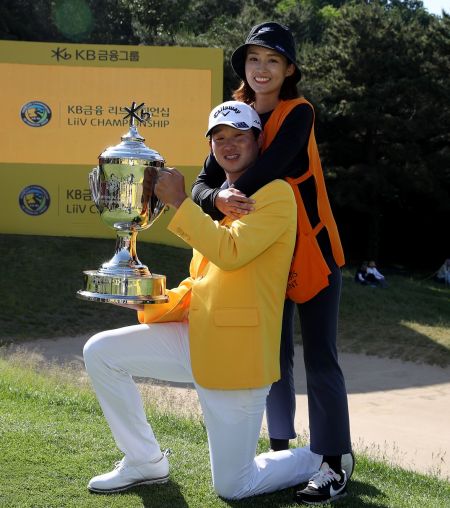 양지호가 KB금융 리브챔피언십 우승 직후 트로피를 들고 캐디로 나섰던 아내 김유정씨와 기념 촬영을 하고 있다. 사진제공=KPGA
