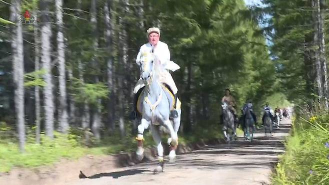 북한 조선중앙TV에 공개된 백마 탄 김정은 위원장./조선중앙TV 연합뉴스