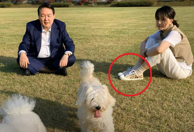 윤석열 대통령과 김건희 여사가 지난 28일 용산 대통령실 청사 잔디밭에서 반려견과 함께 시간을 보내고 있다. 김 여사가 디올 제품으로 추정되는 신발을 신은 모습/페이스북