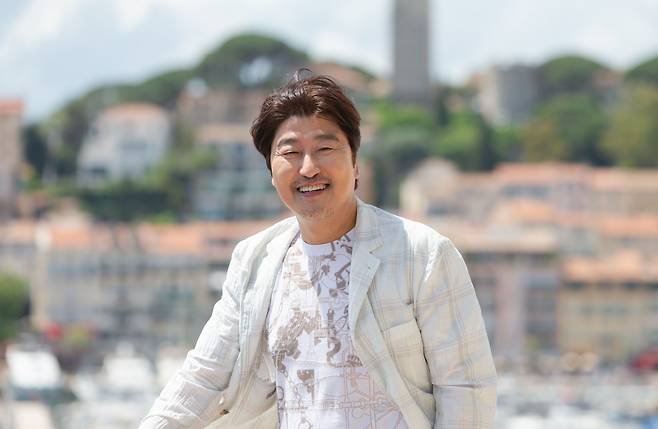 배우 송강호가 25일(현지시간) 제75회 칸 국제영화제가 열리고 있는 프랑스 남부 칸 '팔레 데 페스티벌(Palais des Festivals)' 살롱 데 앙바사되르(Salon des Ambassadeurs)에서 경쟁부문 진출작 '브로커' 인터뷰 촬영을 하고 있다. /뉴스1