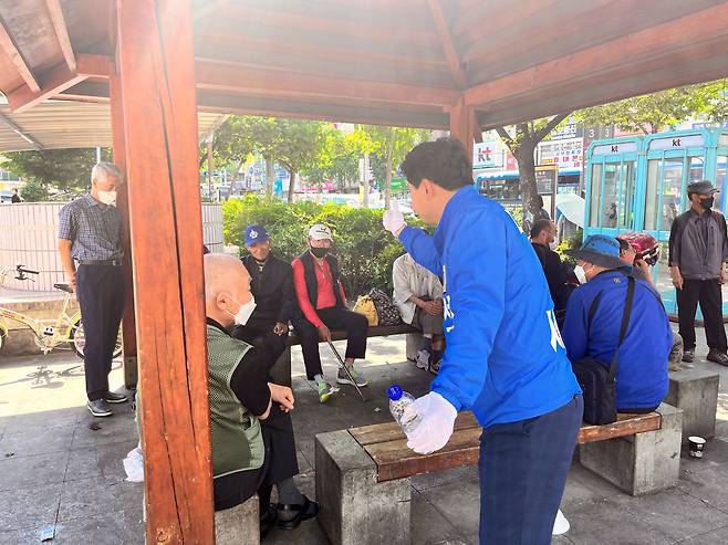 서재헌 더불어민주당 대구시장 후보가 27일 대구 남구 관문시장 인근에서 시민들에게 인사하고 있다. /이유정 기자