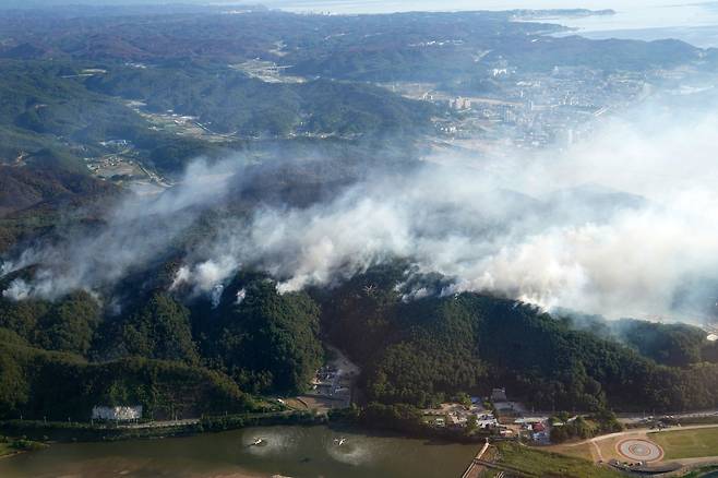 29일 경북 울진군 근남면에서 산불로 인한 연기가 피어오르고 있다. 산림당국은 이날 9시 기준 산불 진화율이 80%로 헬기 40대, 진화대원 1500명을 투입해 총력대응하고 있다고 밝혔다. /산림청 제공