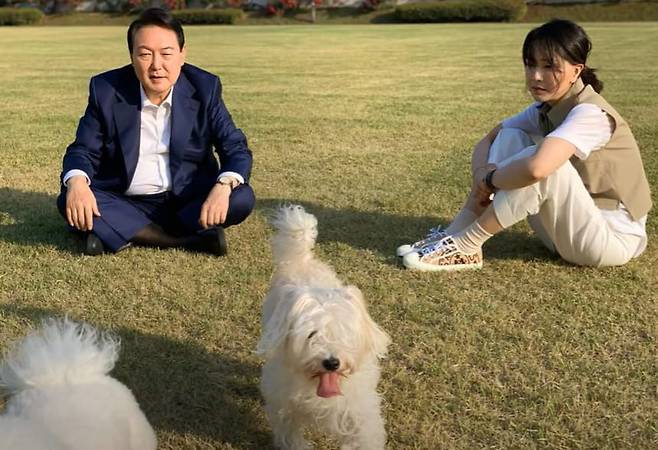 윤석열 대통령과 김건희 여사가 서울 용산 대통령실 앞 잔디 광장에서 반려견들과 시간을 보내는 모습이 SNS를 통해 29일 공개됐다. /페이스북 건희사랑 캡처