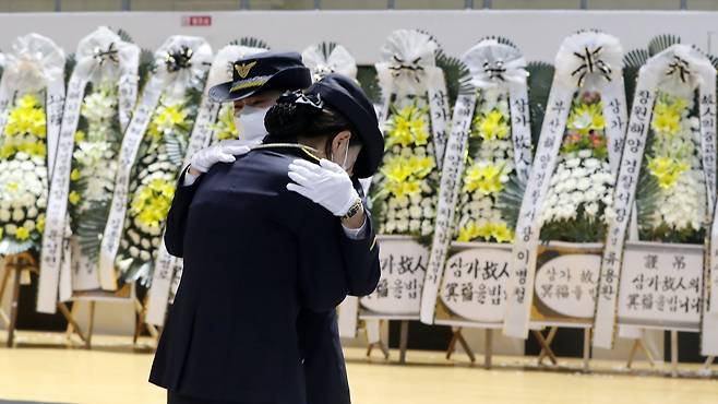 지난달 12일 오전 부산 강서구 강서체육관에서 열린 헬기추락 사고 순직 해경 합동영결식에서 동료들이 눈물을 흘리고 있다. /연합뉴스