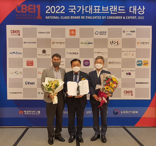최근 서울 중구 밀레니엄힐튼호텔에서 열린 2022 국가대표 브랜드 대상 시상식에 군 농업기술센터 직원들이 참여해 농·특산물브랜드(마늘) 부문 대상을 수상 받았다. 사진=단양군 제공.