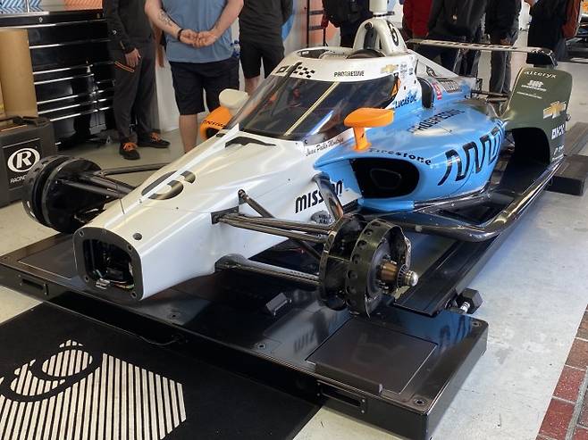 인디500은 바이오에탄올 85%, 휘발유 15% 함량의 E85를 공식 연료로 사용한다. 사진은 정비 중인 경주용 차량. 인디애나폴리스=고재원 기자 jawon1212@donga.com