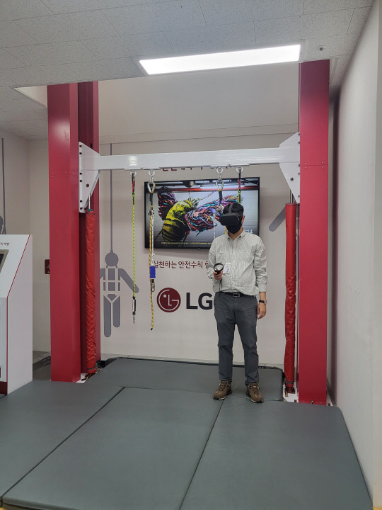 LG유플러스 직원이 VR(가상현실)로 안전대 추락 사고를 체험하고 있다. 김나인 기자