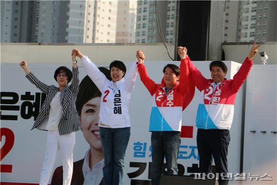 국민의힘 이동환 고양시장 후보 지원에 나선 안철수 성남분당갑 국회의원 후보, 김은혜 경기도지사 후보가 이동환 후보와 함께 28일 일산호수공원 유세차에 올라 손을 들어 보이고 있다. 사진제공=이동환 후보 캠프