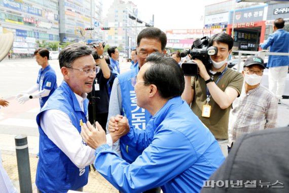 박홍근 더불어민주당 원내대표-정하영 김포시장 후보(왼쪽) 29일 합동유세. 사진제공=정하영 후보 캠프