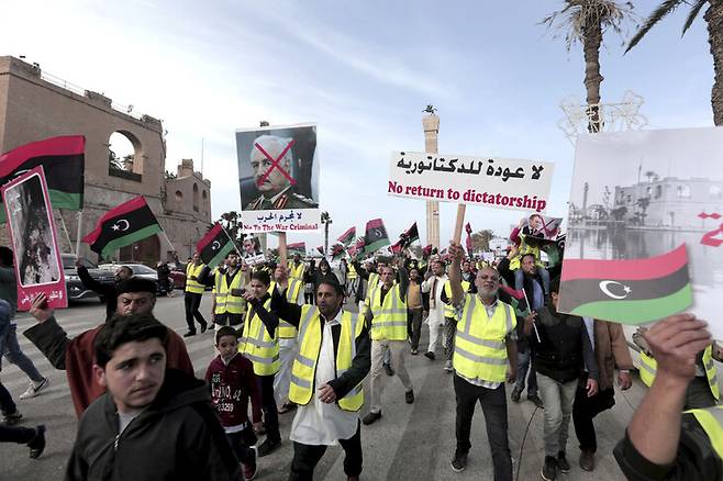 정부군과 반군이 나라를 양분한 리비아에서 7개 외국 무장 집단이 활개 치면서 심각한 인권 탄압이 발생하고 있다는 유엔 보고서가 나왔다. 2019년 수도 트리폴리에서 반군 반대 시위를 벌이고 있는 시민들. 트리폴리/AP 연합뉴스