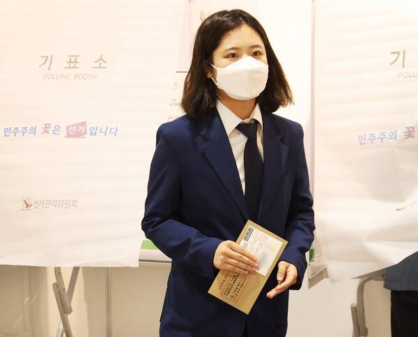 박지현 더불어민주당 상임선대위원장이 27일 오전 경기도 광주시 남한산성아트홀에 설치된 사전투표소에서 투표하고 있다. 연합뉴스