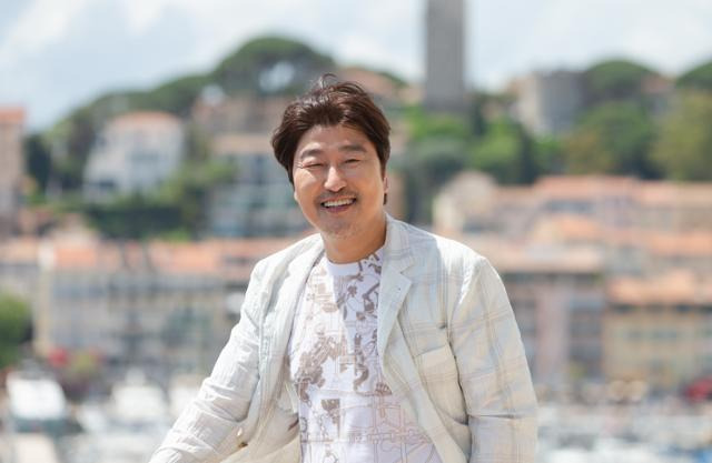 배우 송강호가 25일(현지시간) 제75회 칸 국제영화제가 열리고 있는 프랑스 남부 칸 팔레 데 페스티벌에서 경쟁부문 진출작 브로커 인터뷰 촬영을 하고 있다. 칸=뉴스1