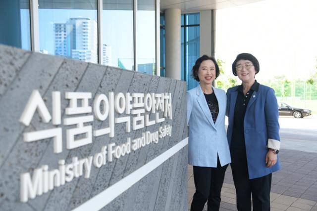 식품의약품안전처는 신종 코로나바이러스 감염증(코로나19) 팬데믹 동안 방역의 최전선에 있었다. 진단키트, 최소잔여형(LDS) 주사기, 국산 백신 개발에 깊숙이 관여하며, 바이오헬스 산업의 가이드로 발돋움할 가능성도 엿봤다. 24일 충북 청주시 오송읍 식약처에서 박인숙(오른쪽) 바이오생약심사부장과 이정림 의료기기심사부장을 만나 지난 2년 4개월간의 뒷이야기를 들었다. 식약처 제공