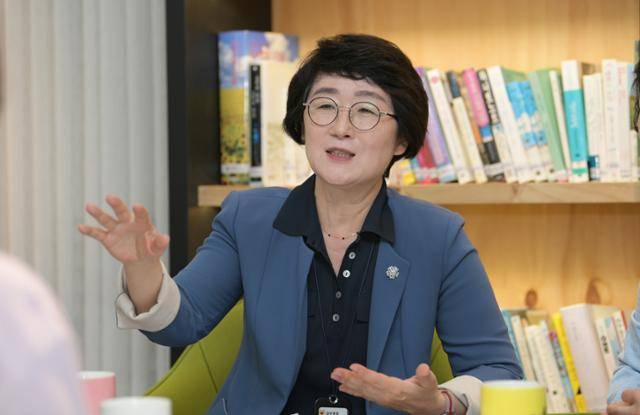 박인숙 식품의약품안전처 바이오생약심사부장이 24일 충북 청주시 오송읍 식약처에서 한국일보와 인터뷰를 하고 있다. 식약처 제공