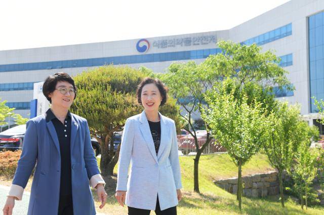 박인숙(왼쪽) 식품의약품안전처 바이오생약심사부장과 이정림 의료기기심사부장이 24일 식약처가 위치한 충북 청주시 오송생명과학단지를 걷고 있다. 식약처 제공