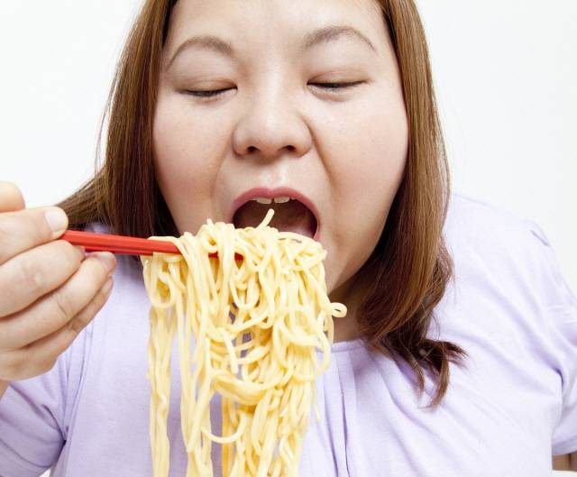 평소 배가 부른 상태에서도 계속 음식을 먹거나 스트레스를 먹는 것으로 푸는 습관이 있다면 ‘음식중독’일 수 있다./사진=게티이미지뱅크