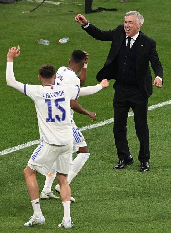 유럽 챔피언스리그 우승 직후 선수들과 함께 기뻐하는 안첼로티 감독. [EPA=연합뉴스]