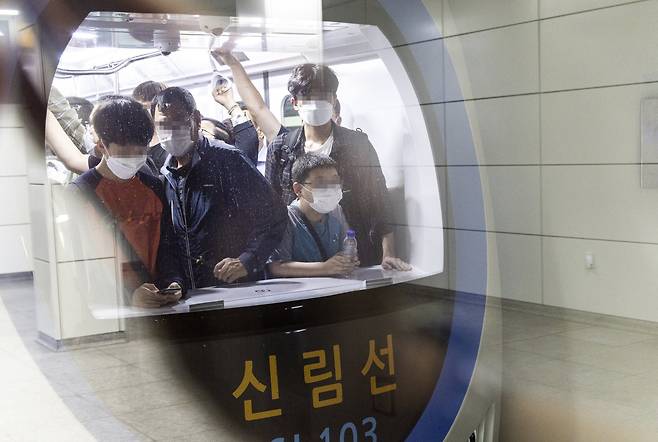 신림선은 국내 최초 ‘한국형 무선통신기반 열차제어시스템(KRTCS)’을 도입했다. 이를 통해 기관사 없이 무인운행이 가능하고 출입문과 스크린도어 등도 원격 제어된다. 김현동 기자