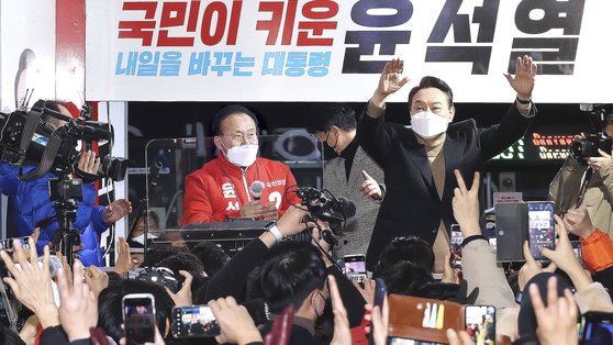 지난 2월 대구 월배시장 찾은 윤석열 당시 대선 후보. 연합뉴스