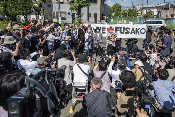 테러단체 '일본적군' 지도자였던 시게노부 후사코가 28일 출소해 취재진에 소감을 밝히고 있다. [AFP=연합뉴스]