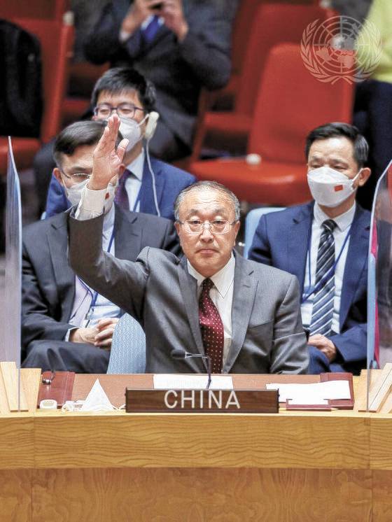장쥔 유엔주재 중국대사는 지난 26일 새 대북 제재 결의에 거부권을 행사했다. 상임이사국의 거부권 행사로 추가 대북 제재는 무산됐지만, 중러를 안보리 무대에서 고립시키는 결과를 만드는 데 성공했다. [연합뉴스]