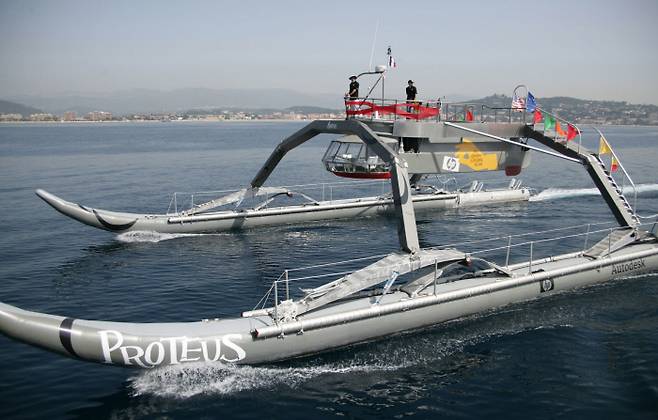 소금쟁이를 닮은 선박이 바다 위를 항해하고 있다. 기다란 다리가 파도의 충격을 완화해 공중에 뜬 선실에 가해지는 충격을 최소화한다. 마린 어드밴스드 로보틱스 제공