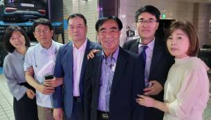 부산 바둑계 ‘대부’로 불리는 김철중(오른쪽에서 세 번째) 고문과 ‘신진서 사랑회’ 회원들.