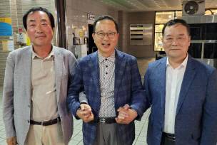 ‘신진서 사랑회’의 김대욱(왼쪽부터) 신임 회장과 임재경 전임 회장, 신진서 9단의 아버지 신상용 씨.