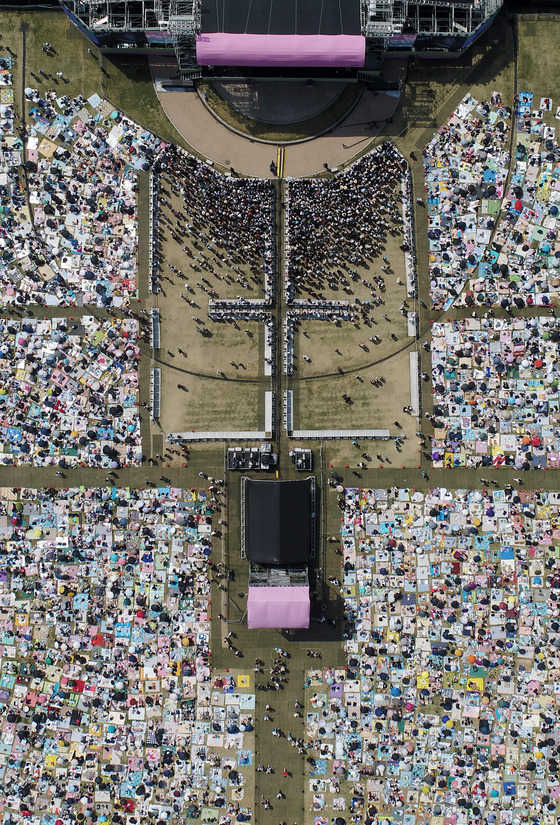 A crowd turns up for an outdoor jazz festival held at Olympic Park in southern Seoul on Sunday. With the number of people infected with Covid-19 steadily falling and the government’s eased social distancing regulations, life has been normalizing and businesses again thriving. [YONHAP]