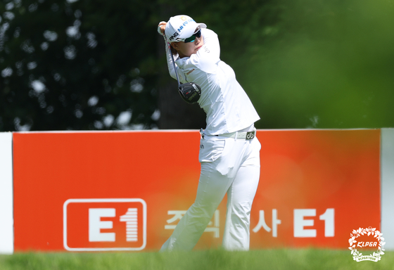 Jeong Yun-ji tees off at the second hole of the final round of the 10th E1 Charity Open at South Springs country club in Icheon, Gyeonggi. [KLPGA]