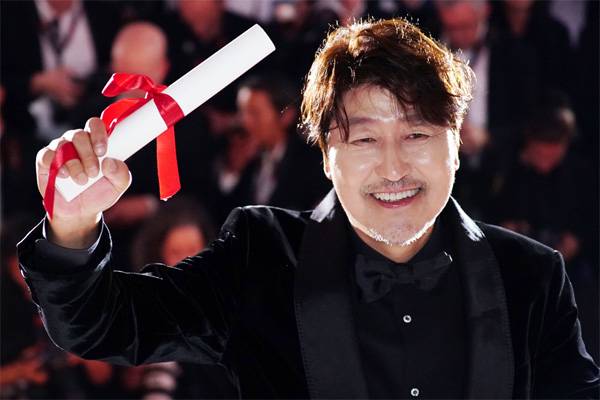 28일(현지시간) 프랑스 뤼미에르 대극장에서 열린 제75회 칸 국제영화제 시상식에서 배우 송강호가 남우주연상을 받은 뒤 기뻐하고 있다. [AFP = 연합뉴스]