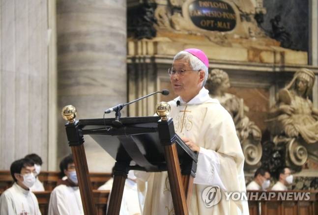 추기경으로 임명된 유흥식 대주교가 지난해 8월 21일(현지시간) 바티칸시국 성베드로 대성전에서 봉헌된 성김대건 안드레아 신부 탄생 200주년 기념 미사에서 강론하는 모습. [사진 출처 = 연합뉴스]