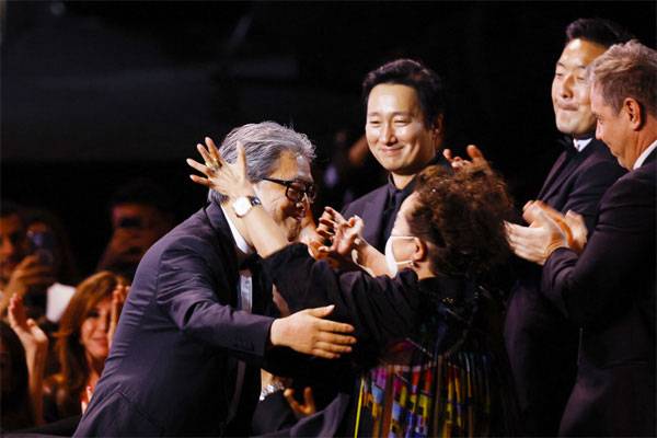 28일(현지시간) 프랑스 뤼미에르 대극장에서 열린 제75회 칸 국제영화제 시상식에서 박찬욱 감독(왼쪽)이 감독상에 호명된 직후 이미경 CJ그룹 부회장과 포옹을 하고 있다.  [로이터 = 연합뉴스]