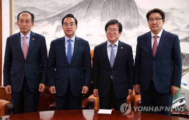 회동하는 박병석 국회의장, 권성동ㆍ박홍근 원내대표, 추경호 경제부총리 : (서울=연합뉴스) 하사헌 기자 = 박병석 국회의장과 국민의힘 권성동 원내대표, 더불어민주당 박홍근 원내대표, 추경호 부총리 겸 기획재정부 장관이 29일 서울 여의도 국회 의장실에서 추경안 논의를 위한 회동을 하고 있다. 2022.5.29 [국회사진기자단]