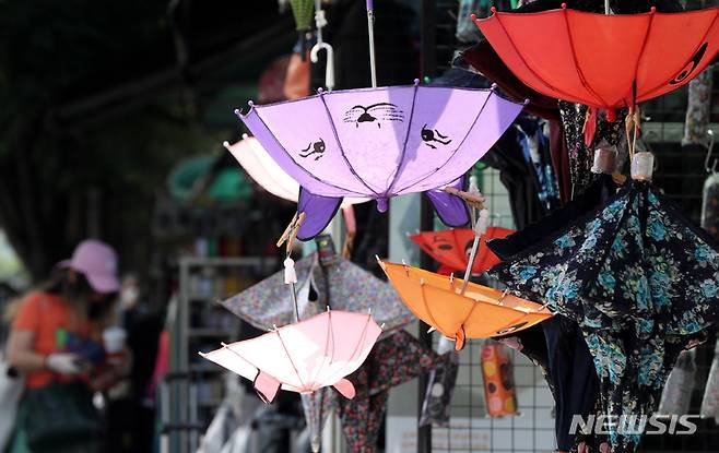 [서울=뉴시스] 추상철 기자 = 밤부터 때이른 더위를 시켜줄 비가 내린다고 예보된 지난 25일 오후 서울 중구 동대문시장 우산양산 판매점에 우산과 양산이 진열돼 있다. 2022.05.25. scchoo@newsis.com