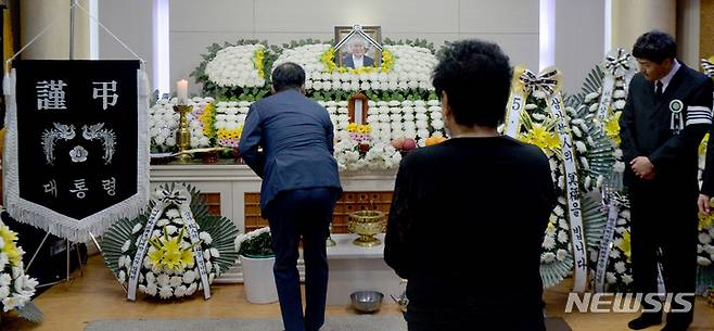 [광주=뉴시스] 변재훈 기자 = 29일 오후 광주 동구 학동 금호장례식장 내 고(故) 정동년 5·18기념재단 이사장의 빈소에서 조문객들이 고인을 추모하고 있다. 고 정 이사장은 5·18 항쟁 당시 '내란 주도' 누명을 쓰고 군사재판에서 사형 선고를 받고 사면된 직후 항쟁 정신 계승과 진상 규명에 앞장섰다. 2022.05.29. wisdom21@newsis.com