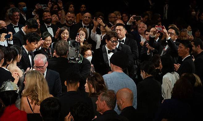 지난 26일 오후(현지시간) 제75회 칸 국제영화제가 열리고 있는 프랑스 남부 칸 ‘팔레 데 페스티벌’(Palais des Festivals) 뤼미에르 대극장에서 경쟁부문 진출작 영화 ’헤어질 결심' 월드 프리미어 시사회가 열려, 영화 상영이 종료되자 장내 관중들이 일제 기립박수를 치고 있다. 뉴스1