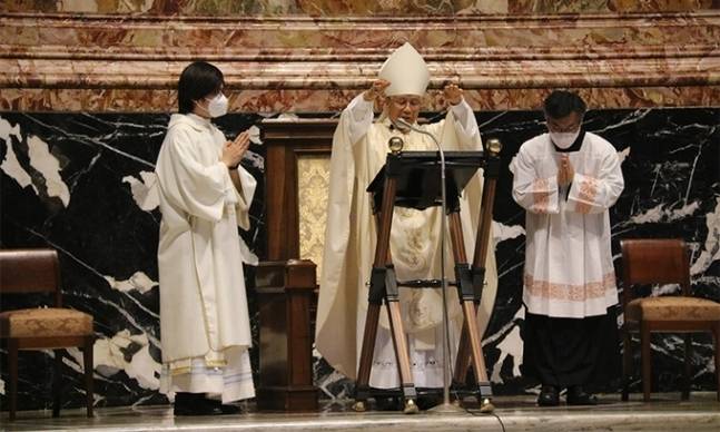 지난해 8월21일(현지시간) 바티칸시국 성베드로 대성전에서 봉헌된 성김대건 안드레아 신부 탄생&nbsp;200주년 기념 미사에 참석한 유흥식 대주교(가운데)가 주례하고 있다. 바티칸시국=연합뉴스