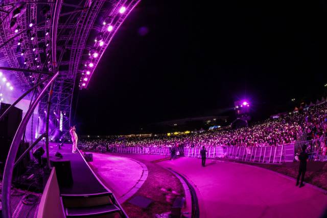 서울 재즈 페스티벌 1일차 헤드라이너 핑크 스웨츠. 관객들이 휴대폰 플래시 불빛 이벤트를 선사하고 있다. 사진 제공=프라이빗커브